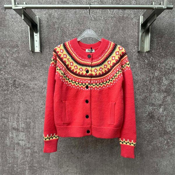 温もり レッド ノルディック MIUMIU ミュウミュウ コピー ニットカーディガン 風合い