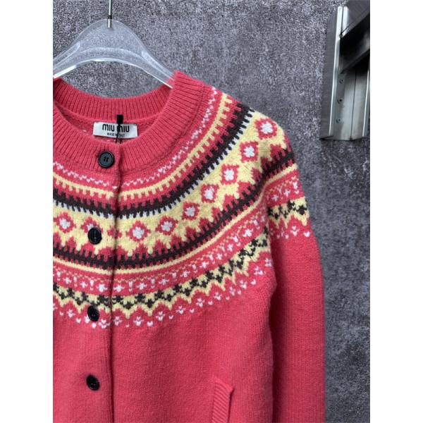 温もり レッド ノルディック MIUMIU ミュウミュウ コピー ニットカーディガン 風合い