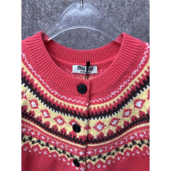 温もり レッド ノルディック MIUMIU ミュウミュウ コピー ニットカーディガン 風合い