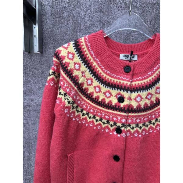 温もり レッド ノルディック MIUMIU ミュウミュウ コピー ニットカーディガン 風合い