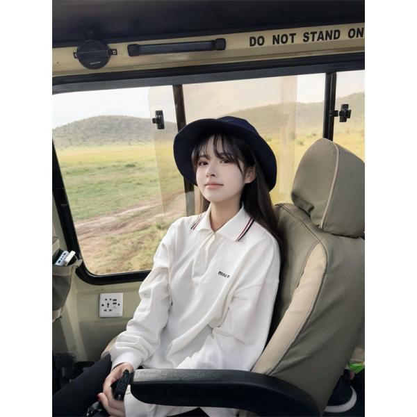 2025秋冬コーデ 清潔感 アイボリー ロゴ ポロシャツ 爽やか MIUMIU ミュウミュウ コピー