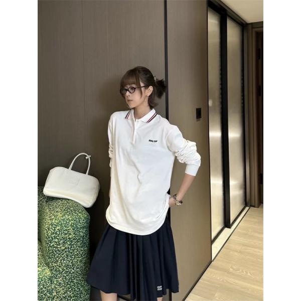 2025秋冬コーデ 清潔感 アイボリー ロゴ ポロシャツ 爽やか MIUMIU ミュウミュウ コピー