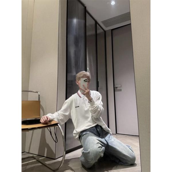 2025秋冬コーデ 清潔感 アイボリー ロゴ ポロシャツ 爽やか MIUMIU ミュウミュウ コピー