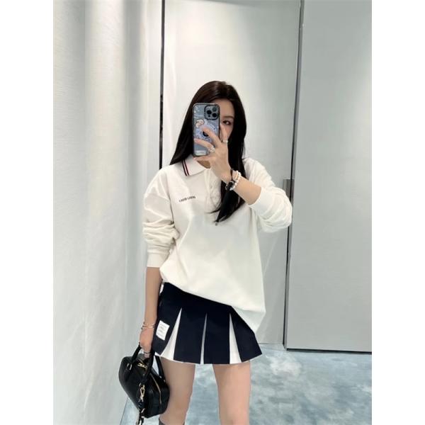 2025秋冬コーデ 清潔感 アイボリー ロゴ ポロシャツ 爽やか MIUMIU ミュウミュウ コピー