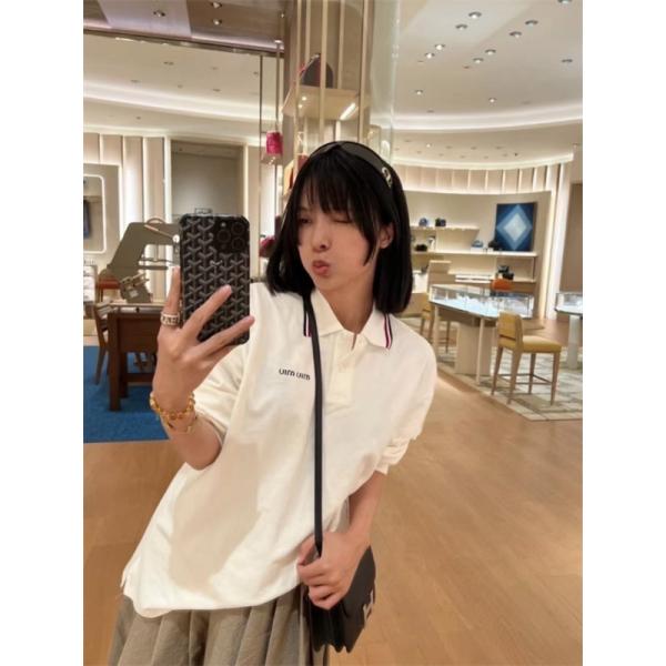 2025秋冬コーデ 清潔感 アイボリー ロゴ ポロシャツ 爽やか MIUMIU ミュウミュウ コピー