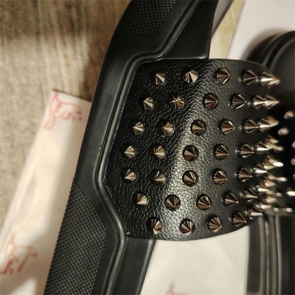 Christian Louboutin 激安 メンズ スタッズ フラットサンダル クッションインソール レッドソール