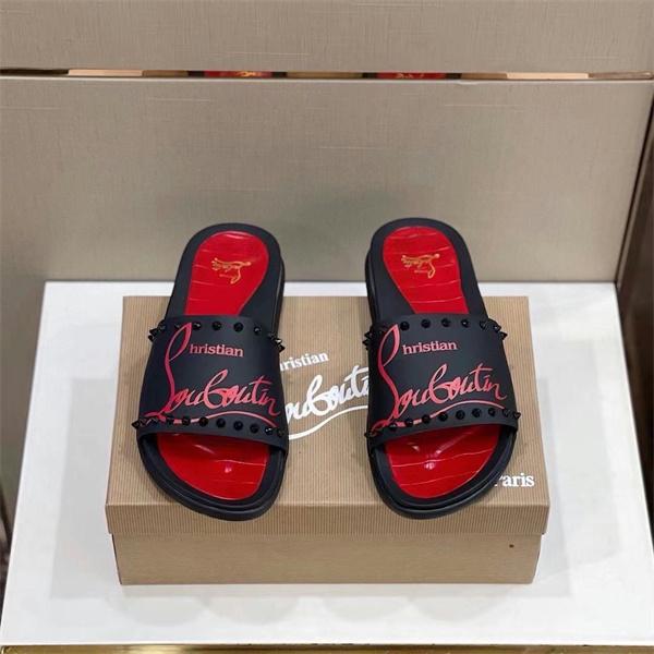 Christian Louboutin 激安 メンズ スタッズ装飾 レッドインソール スライドサンダル 刺繍ロゴ 高級ラグジュアリー シャワーサンダル