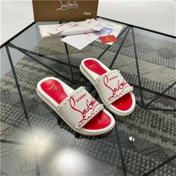 Christian Louboutin 激安 メンズ スタッズ装飾 レッドインソール スライドサンダル 刺繍ロゴ 高級ラグジュアリー シャワーサンダル