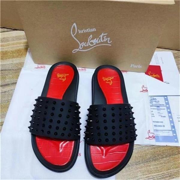 Christian Louboutin 激安 メンズ スタッズ装飾 レッドインソール スライドサンダル 刺繍ロゴ 高級ラグジュアリー シャワーサンダル