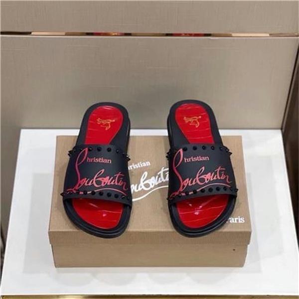 Christian Louboutin 激安 メンズ スタッズ装飾 レッドインソール スライドサンダル 刺繍ロゴ 高級ラグジュアリー シャワーサンダル
