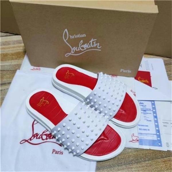 Christian Louboutin 激安 メンズ スタッズ装飾 レッドインソール スライドサンダル 刺繍ロゴ 高級ラグジュアリー シャワーサンダル