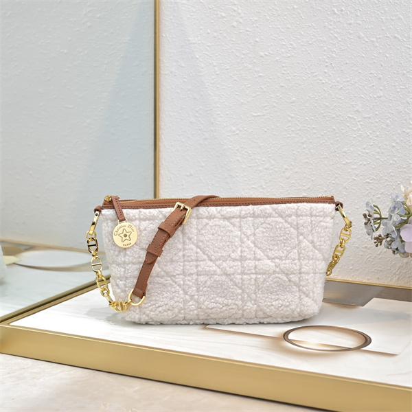 季節感 キルティングポーチ ふんわり素材 軽量 DIOR ディオール コピー