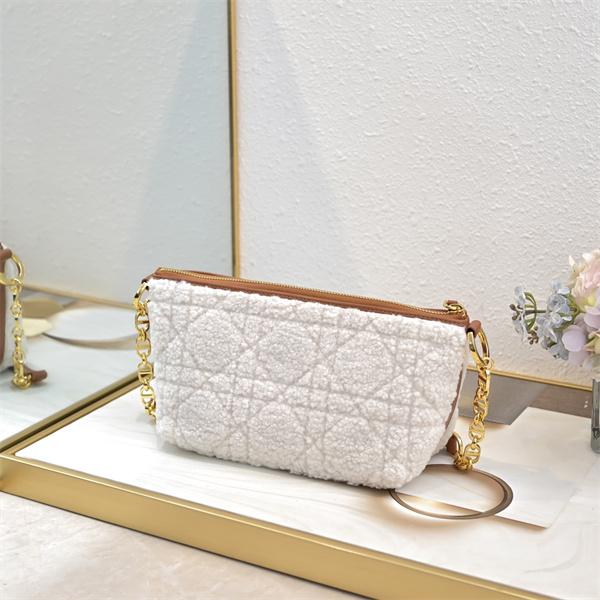 季節感 キルティングポーチ ふんわり素材 軽量 DIOR ディオール コピー