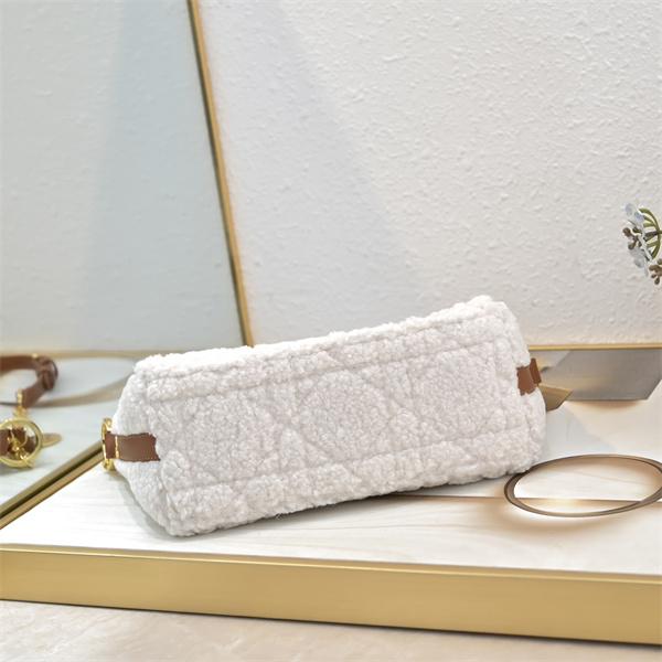 季節感 キルティングポーチ ふんわり素材 軽量 DIOR ディオール コピー