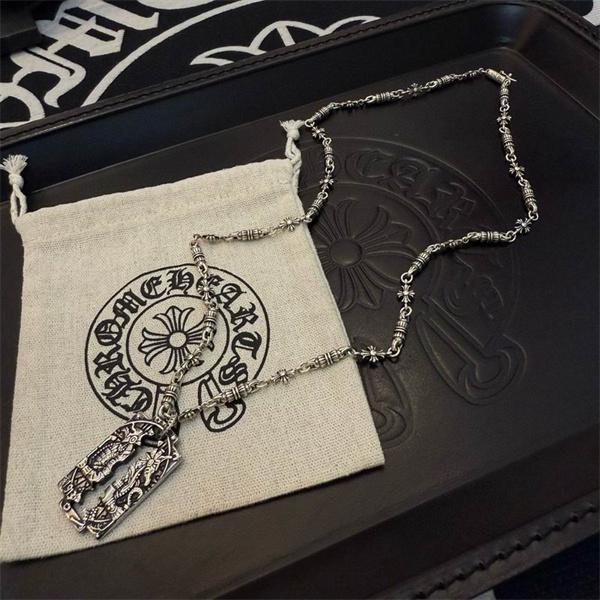 CHROME HEARTS クロムハーツ コピー 新登場 ゴシック調クロスネックレス 重厚 話題沸騰