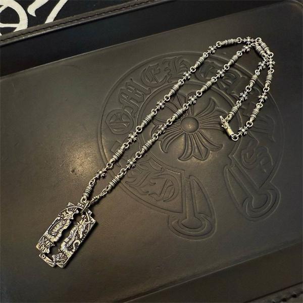 CHROME HEARTS クロムハーツ コピー 新登場 ゴシック調クロスネックレス 重厚 話題沸騰