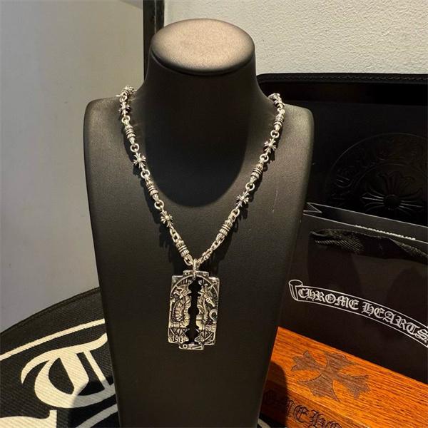 CHROME HEARTS クロムハーツ コピー 新登場 ゴシック調クロスネックレス 重厚 話題沸騰