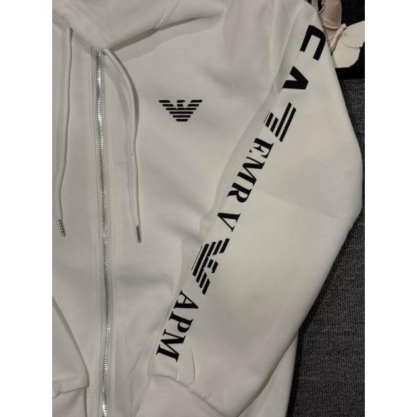 簡単にコーデをおしゃれに演出 アルマーニジップアップコピー 落ち着いた秋冬の雰囲気に演出 ARMANI 激安(日本最大級)