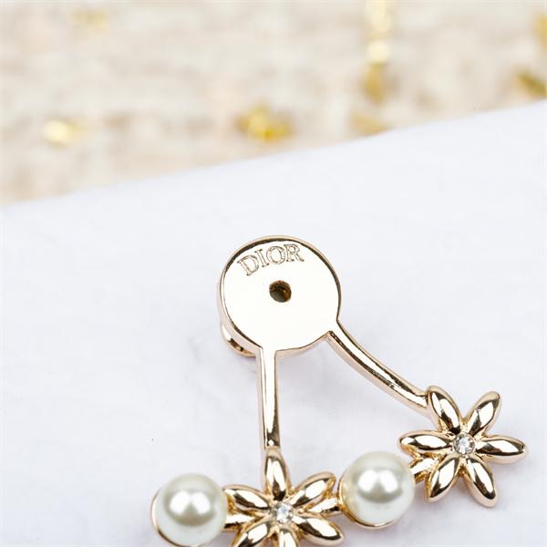 簡単にコーデをおしゃれに演出 ディオールピアス コピーDIOR 普段使いもオフィスもOK 激安(日本最大級)