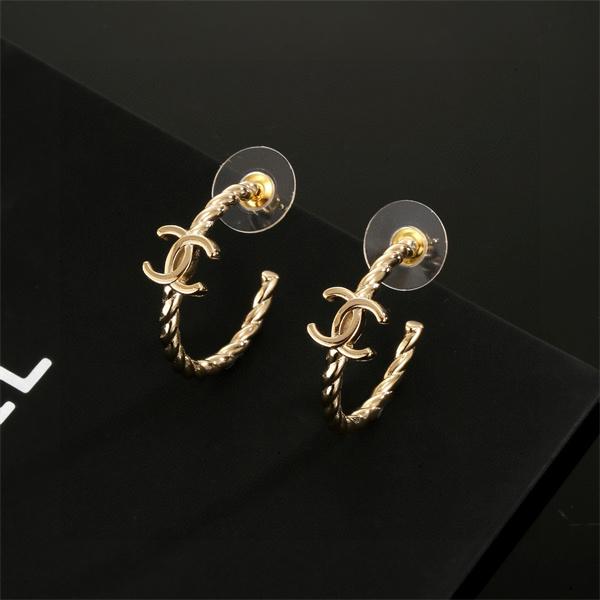 落ち着いた秋冬の雰囲気に演出  シャネルピアスコピー 激安(日本最大級)