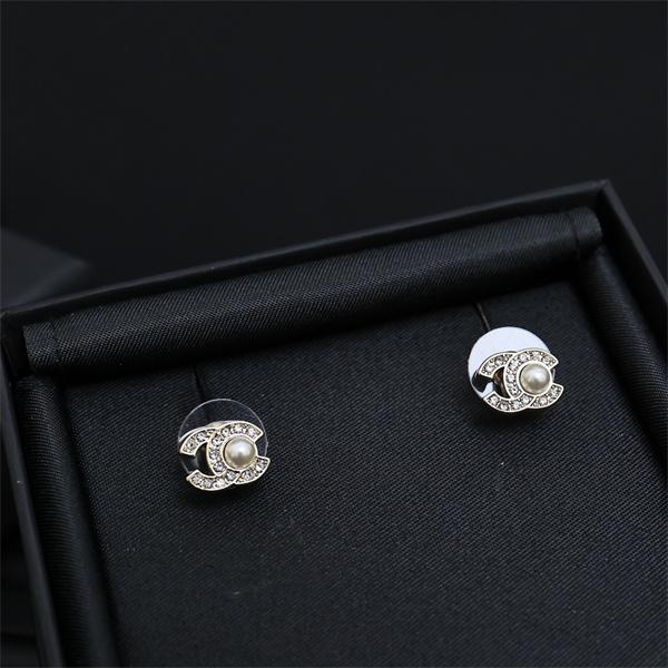 冬ファッションの定番   季節感溢れる秋らしいコーデ シャネルピアス コピー 激安(日本最大級)