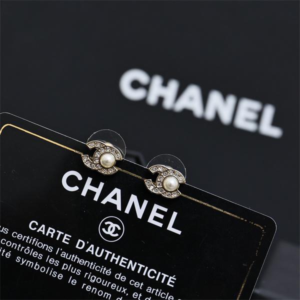 冬ファッションの定番   季節感溢れる秋らしいコーデ シャネルピアス コピー 激安(日本最大級)