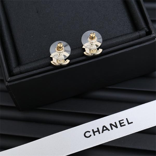 冬ファッションの定番   季節感溢れる秋らしいコーデ シャネルピアス コピー 激安(日本最大級)