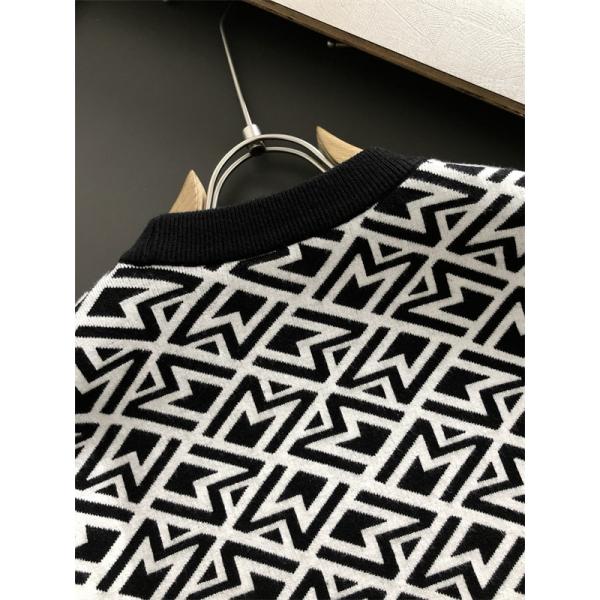 落ち着いた秋冬ファッション 2025-26着こなし モンクレール セーターコピーMONCLER 激安(日本最大級)