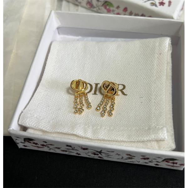 冬コーデの名脇役 DIOR 寒い季節の王道アイテム ディオー...