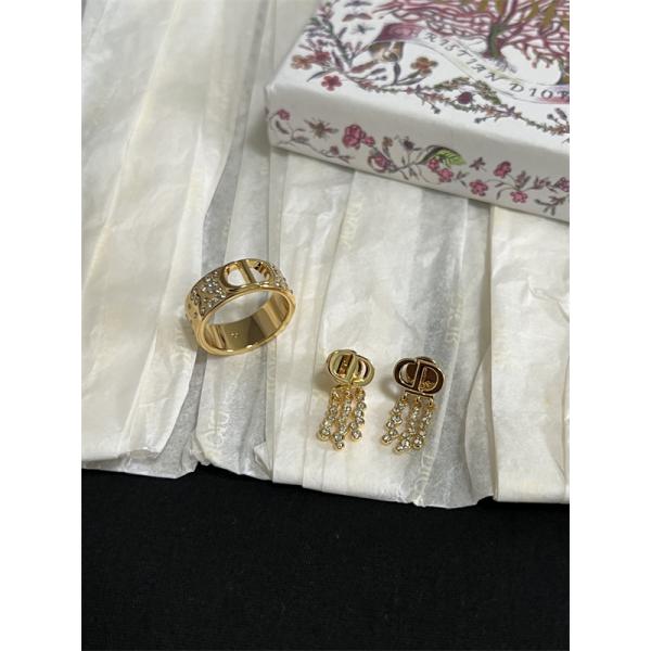 冬コーデの名脇役 DIOR 寒い季節の王道アイテム ディオール ピアス コピー 激安(日本最大級)