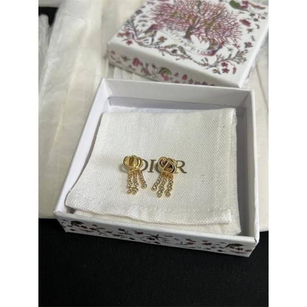 冬コーデの名脇役 DIOR 寒い季節の王道アイテム ディオール ピアス コピー 激安(日本最大級)