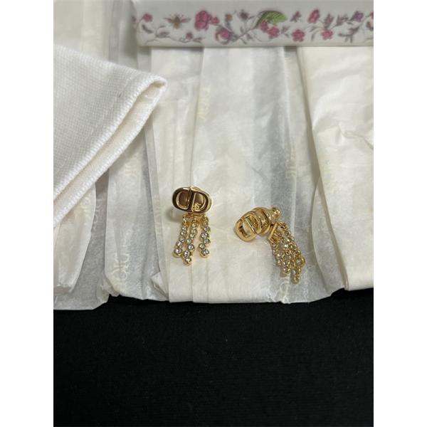 冬コーデの名脇役 DIOR 寒い季節の王道アイテム ディオール ピアス コピー 激安(日本最大級)