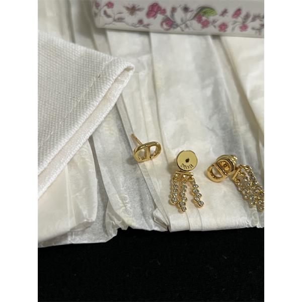 冬コーデの名脇役 DIOR 寒い季節の王道アイテム ディオール ピアス コピー 激安(日本最大級)