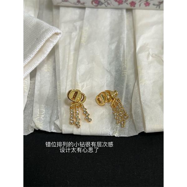 冬コーデの名脇役 DIOR 寒い季節の王道アイテム ディオール ピアス コピー 激安(日本最大級)