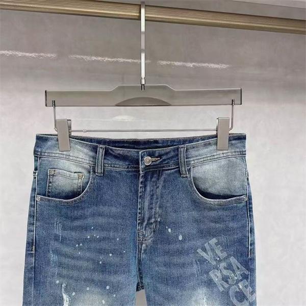 高評価人気品2025話題となる　ヴェルサーチジーンズ　コピー VERSACE__ブランド 激安(日本最大級)