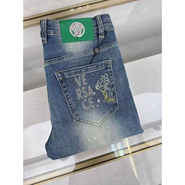 高評価人気品2025話題となる　ヴェルサーチジーンズ　コピー VERSACE__ブランド 激安(日本最大級)
