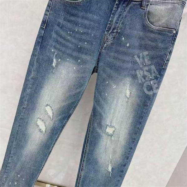 高評価人気品2025話題となる　ヴェルサーチジーンズ　コピー VERSACE__ブランド 激安(日本最大級)