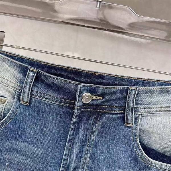 高評価人気品2025話題となる　ヴェルサーチジーンズ　コピー VERSACE__ブランド 激安(日本最大級)