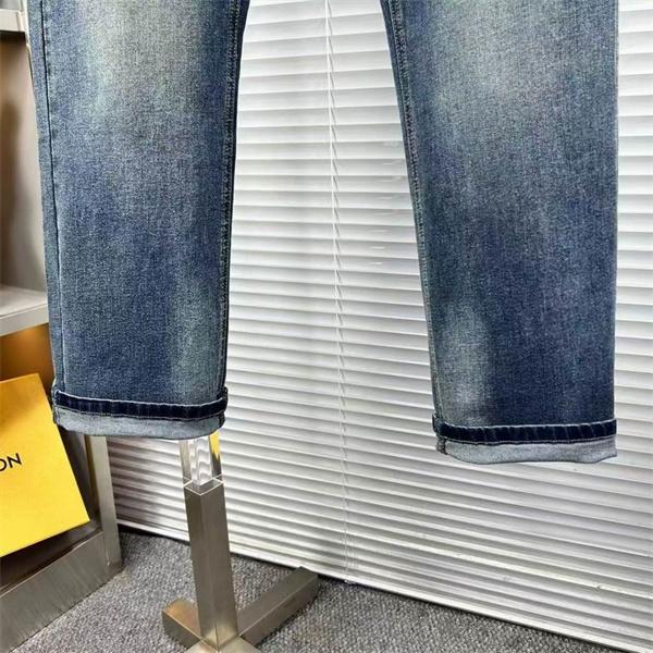 VERSACE 春夏になると流行する ヴェルサーチ ジーンズ_ブランド コピー 激安(日本最大級)