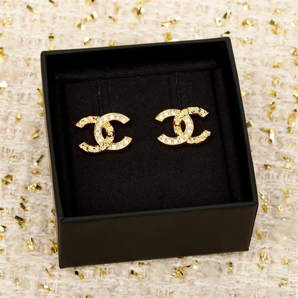 シャネルピアスコピー この秋におしゃれでかわいい着こなし激安(日本最大級)