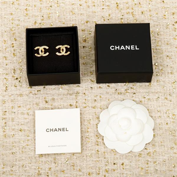 シャネルピアスコピー この秋におしゃれでかわいい着こなし激安(日本最大級)