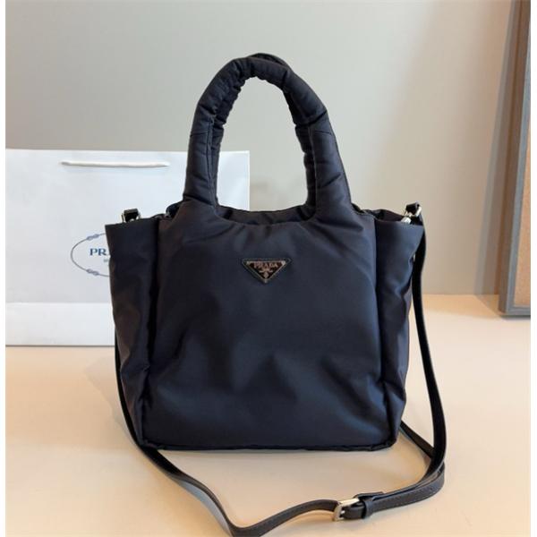 2025年オススメしたい最新注目ファションPRADA  プラ...