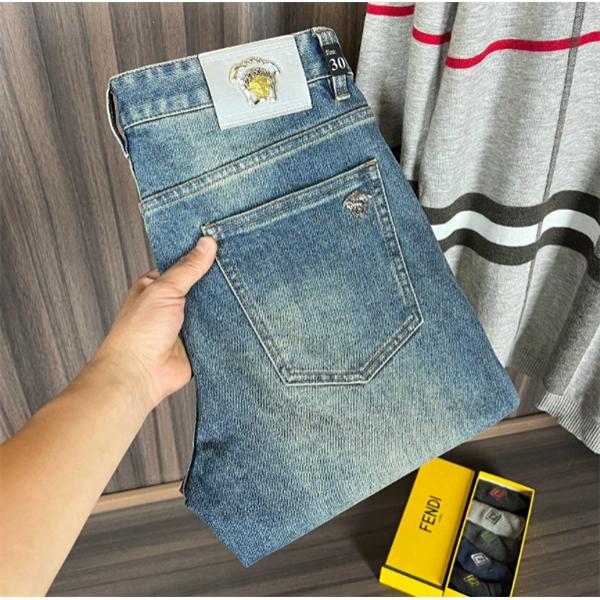 VERSACE 上品な輝きを放つ形春夏 ヴェルサーチジンーズスーパーコピー メンズ ストリート感あふれる