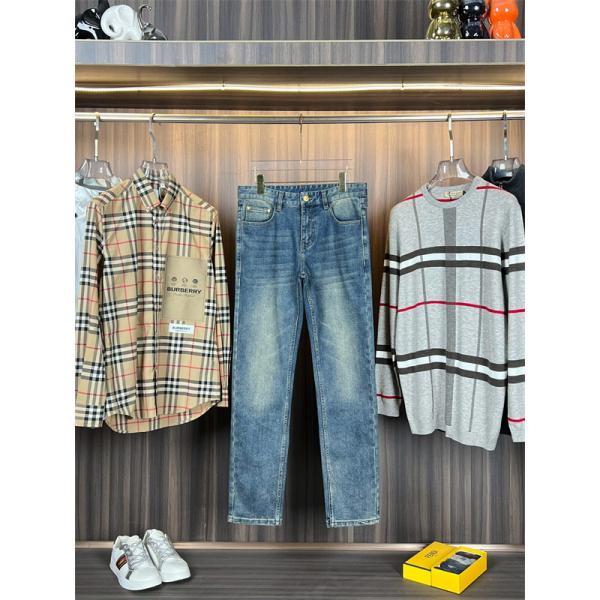 VERSACE 上品な輝きを放つ形春夏 ヴェルサーチジンーズスーパーコピー メンズ ストリート感あふれる