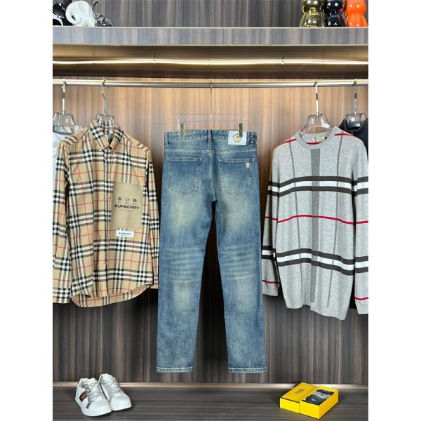 VERSACE 上品な輝きを放つ形春夏 ヴェルサーチジンーズスーパーコピー メンズ ストリート感あふれる