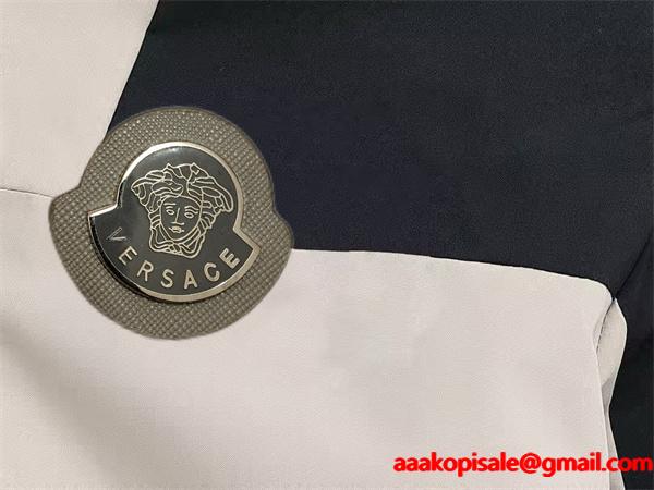 VERSACE ヴェルサーチ コピー 2026新作コーデ ブラック ダウンジャケット インナー 防寒 大人気