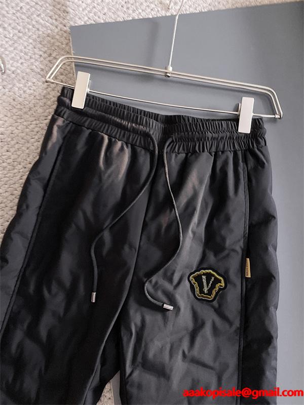 大人気 ブラック ダウンパンツ Vロゴ刺繍 スポーティ 入手困難 VERSACE ヴェルサーチ コピー