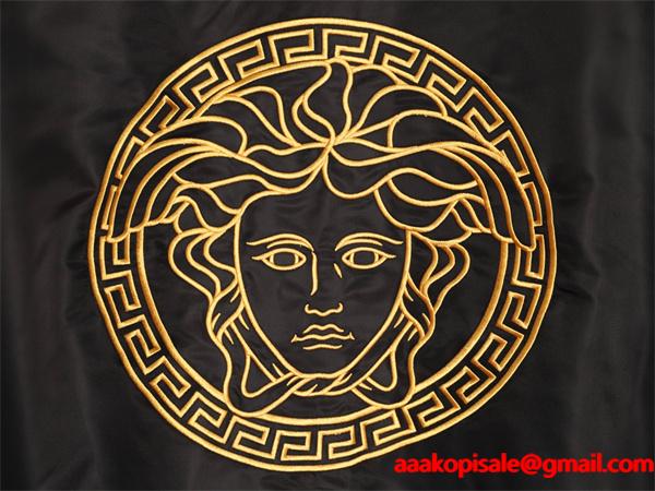  数量限定 ブラック ジップアップ ブルゾン シンプル 上質 VERSACE ヴェルサーチ コピー