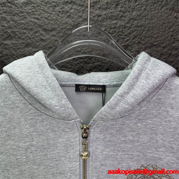 2026秋冬におすすめ着こなし ヴェルサーチパーカーコピー VERSACE  2色可選 激安(日本最大級)