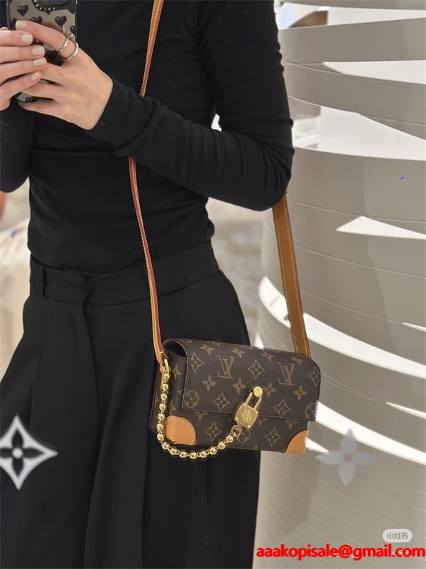 4色旅行好きの方々にオススメ  Louis Vuitton ルイ ヴィトンショルダーバッグ スーパーコピー メンズ 大容量